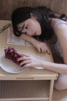 一边摸一边舔一边亲免费gif